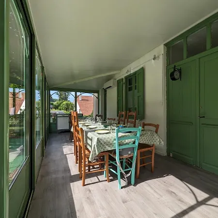 Maison Des Annees 30 - - 14 Personnes Holiday home Vic-sur-Cere