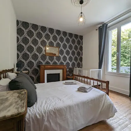 Maison Des Annees 30 - - 14 Personnes Holiday home Vic-sur-Cere